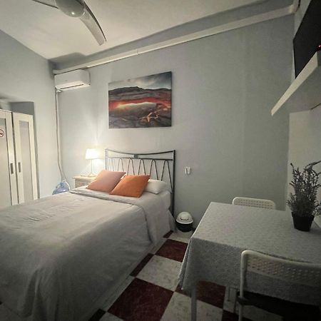 Santa Isabel Low Cost Rooms In Private House เซบีญา ภายนอก รูปภาพ