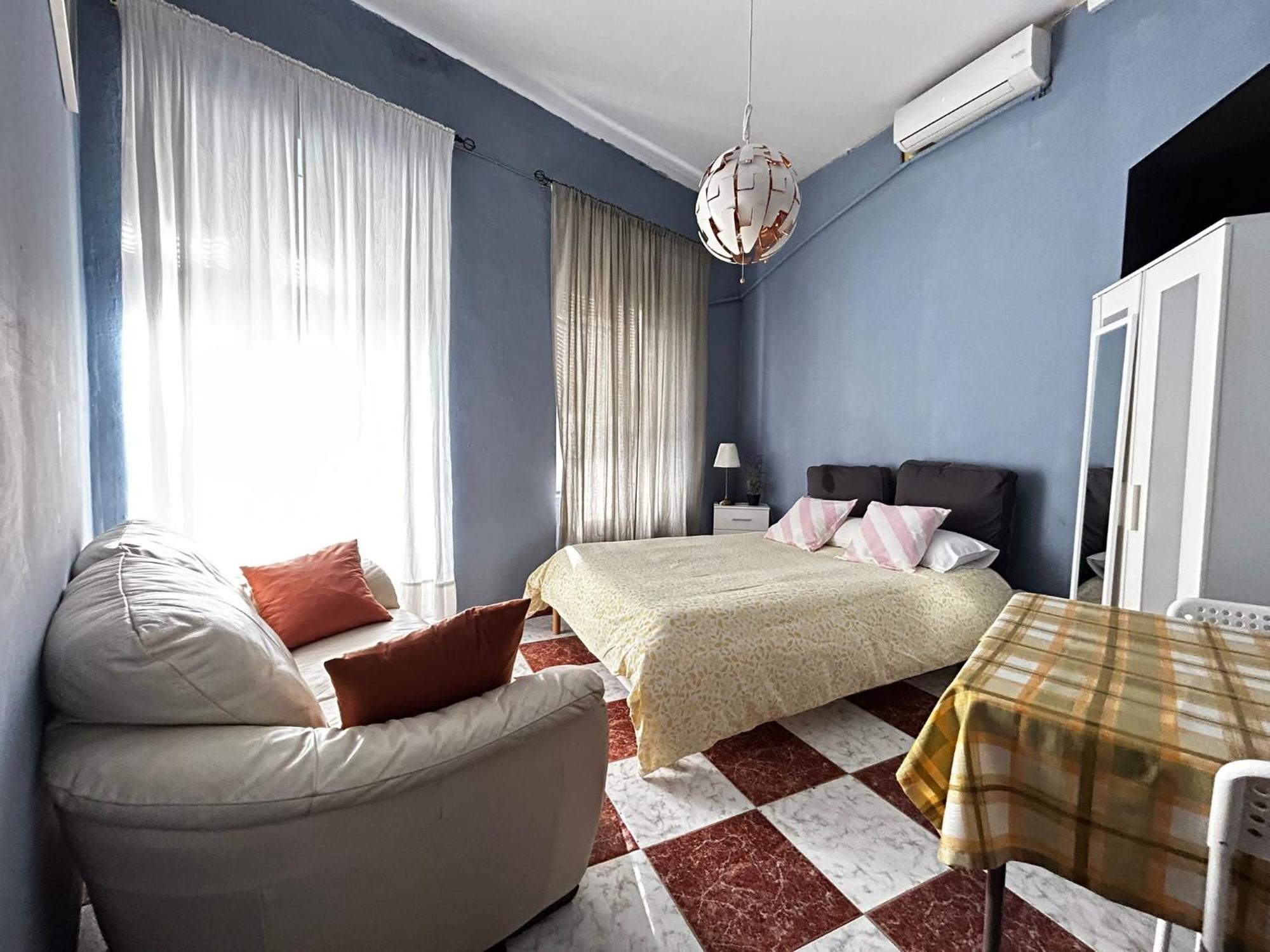 Santa Isabel Low Cost Rooms In Private House เซบีญา ภายนอก รูปภาพ