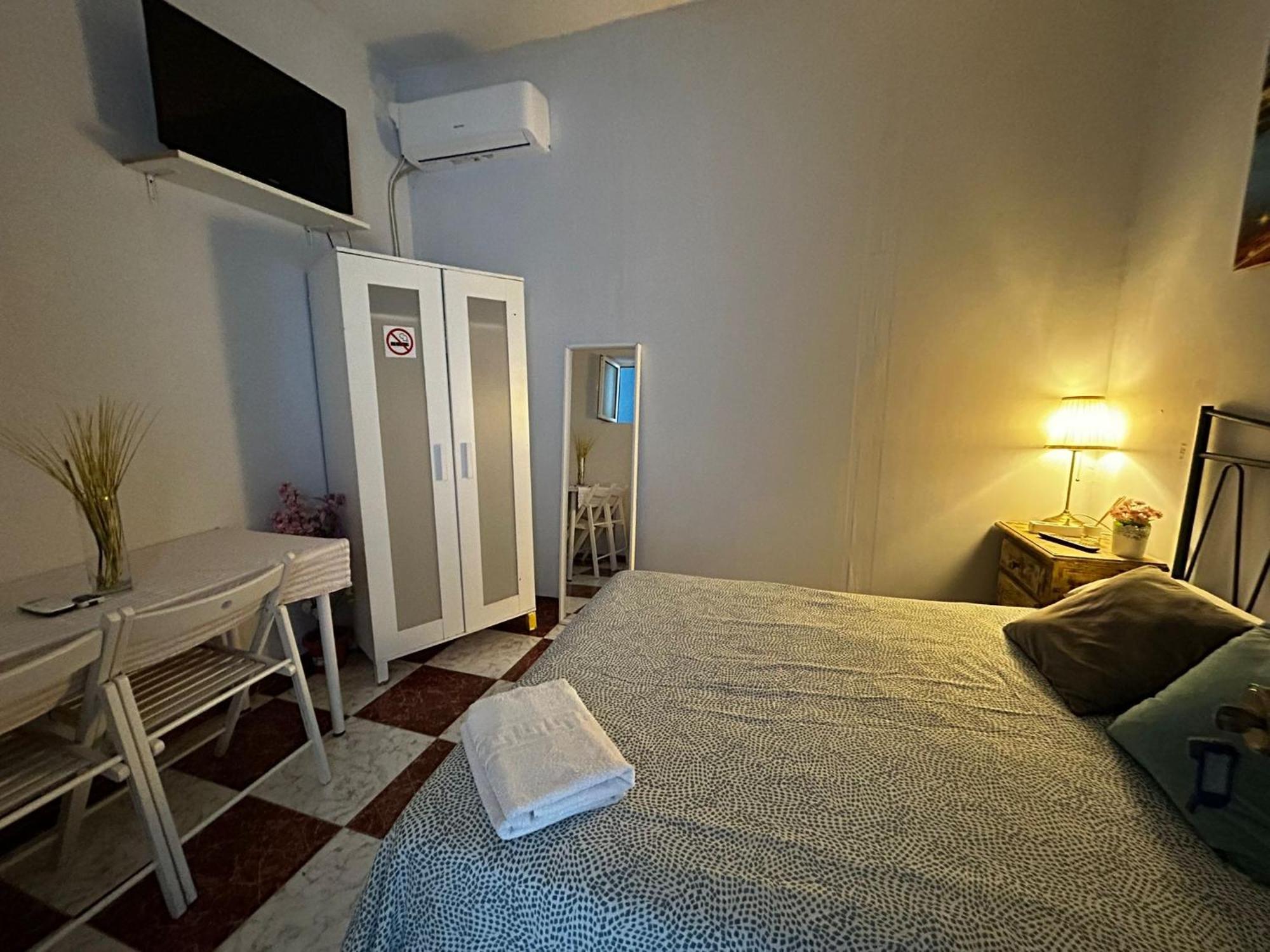 Santa Isabel Low Cost Rooms In Private House เซบีญา ภายนอก รูปภาพ