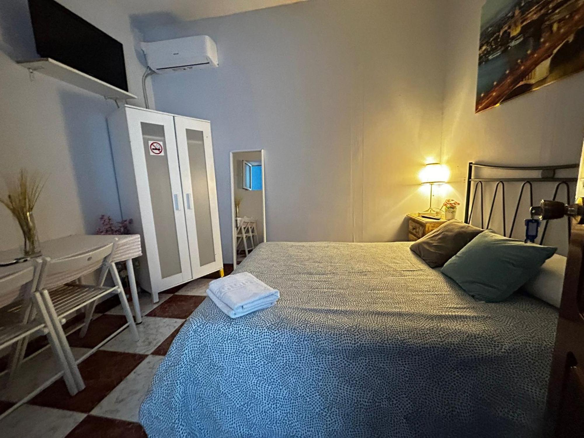 Santa Isabel Low Cost Rooms In Private House เซบีญา ภายนอก รูปภาพ