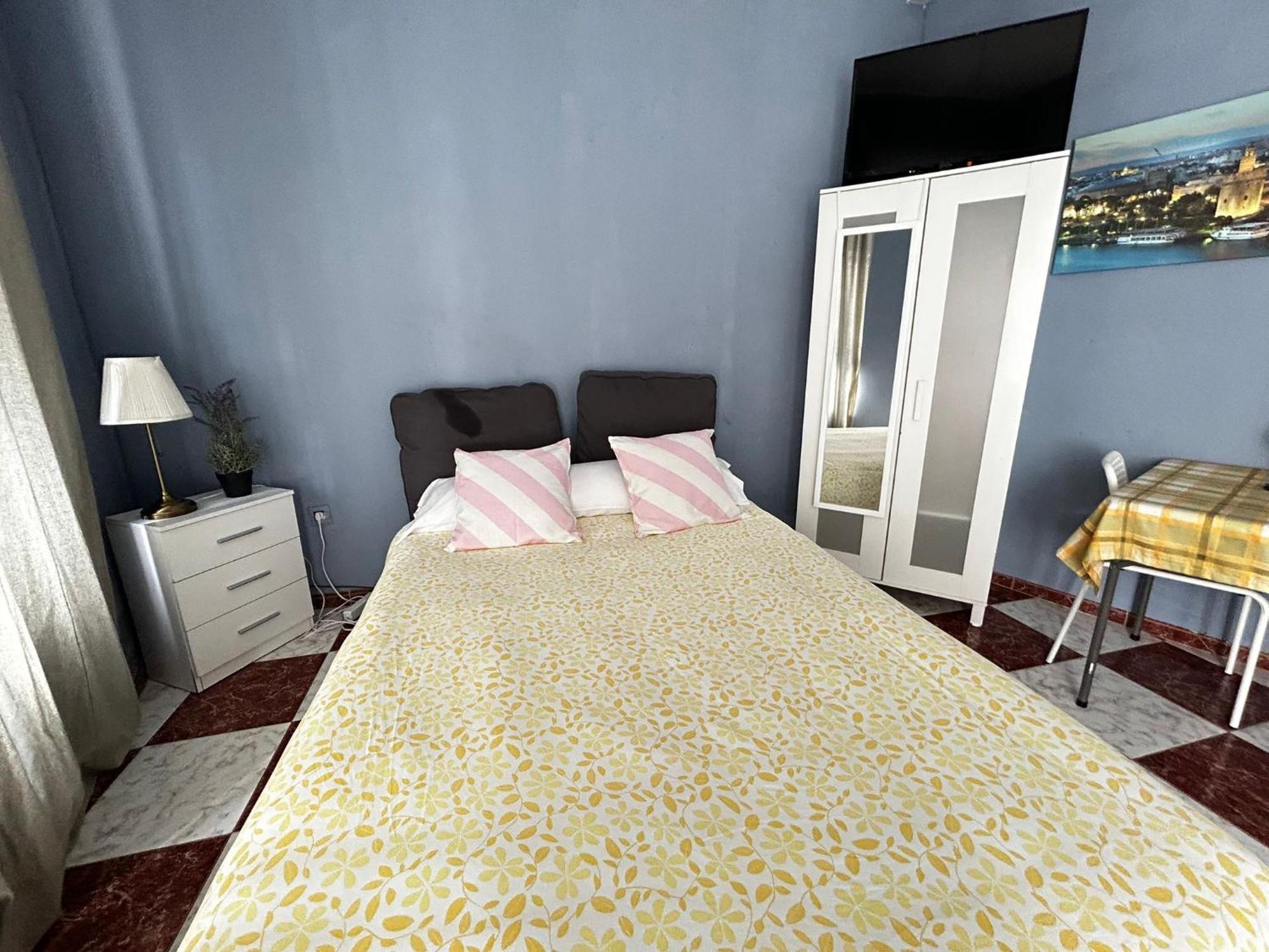 Santa Isabel Low Cost Rooms In Private House เซบีญา ภายนอก รูปภาพ