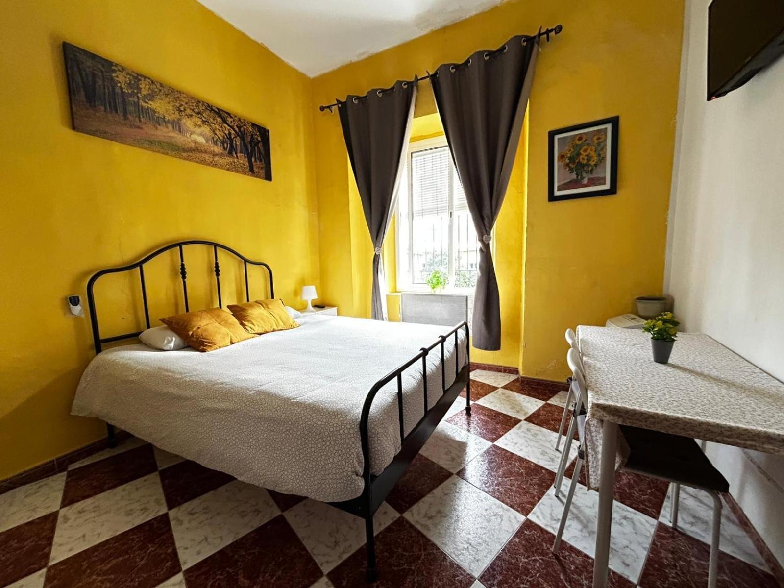 Santa Isabel Low Cost Rooms In Private House เซบีญา ภายนอก รูปภาพ