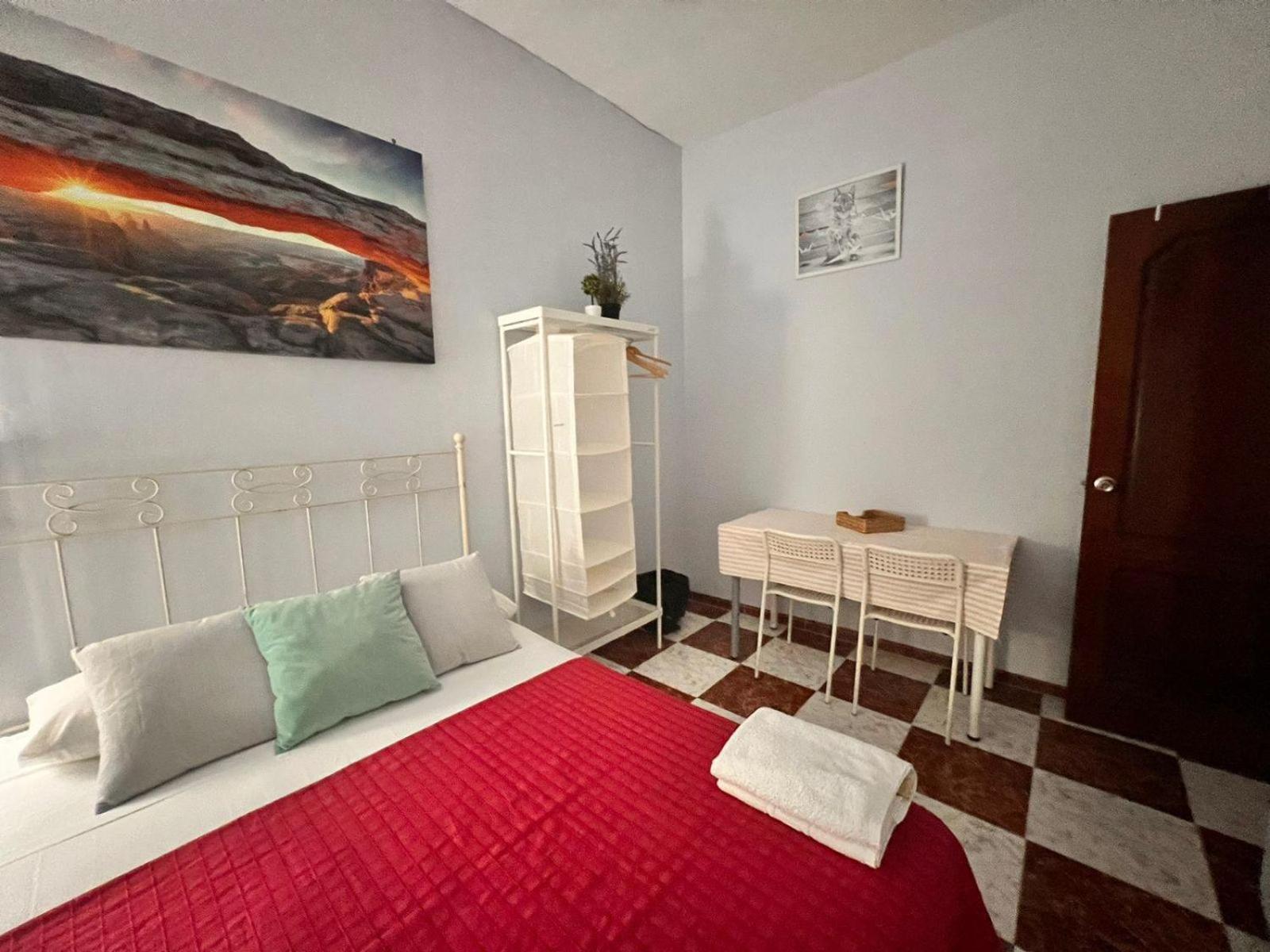 Santa Isabel Low Cost Rooms In Private House เซบีญา ภายนอก รูปภาพ